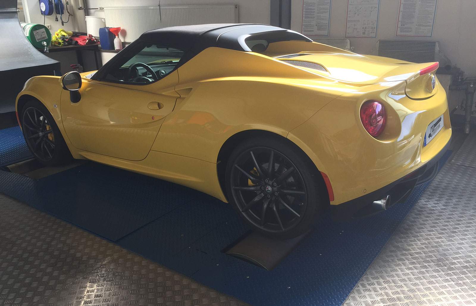 El lenguaje de diseño clásico se une a los despojos de alta tecnología: Alfa 4C